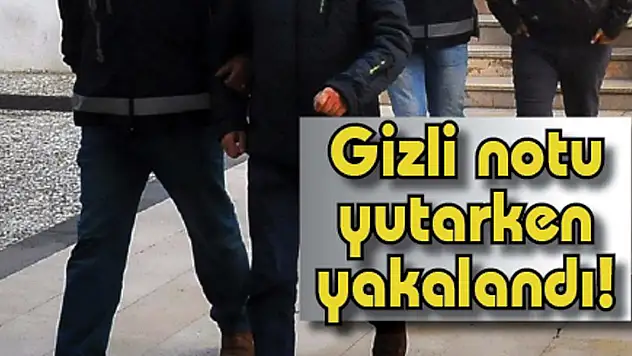 Gizli notu yutarken yakalandı!