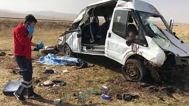 Göçmenleri taşıyan minibüsün şoförü uyudu: 2 ölü, 23 yaralı