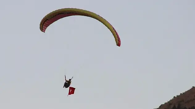 ZAFER BAYRAMI'NA ÖZEL GÖKYÜZÜNDE  TÜRK BAYRAĞI AÇILDI