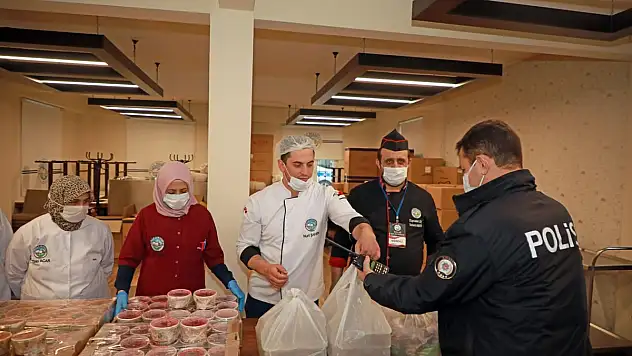 GÖREV BAŞINDAKİ POLİSLERİN İFTAR YEMEĞİ TALAS BELEDİYESİ'NDEN