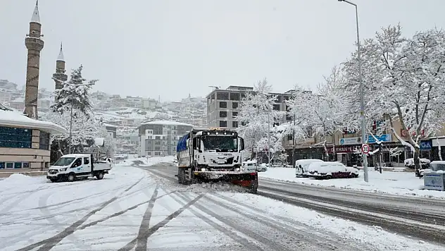 Hacılar'da karla mücadele çalışmaları aralıksız sürüyor