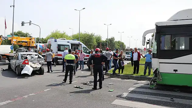 Halk otobüsü, 3 otomobile çarptı: 6 yaralı