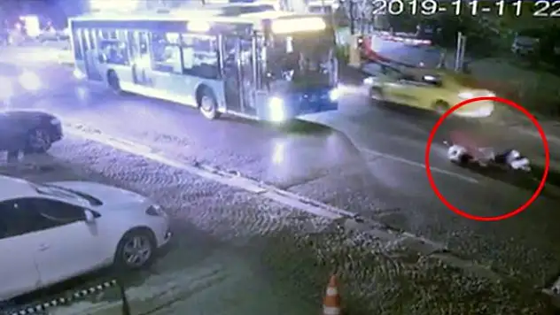 HALK OTOBÜSÜ, KARŞIDAN KARŞIYA GEÇENLERİ EZDİ!