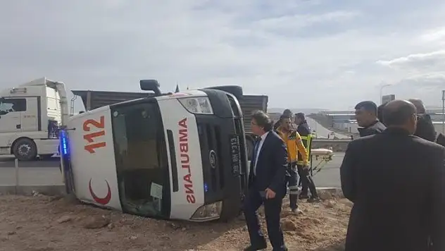Hamile kadını taşıyan ambulans devrildi: 6 yaralı