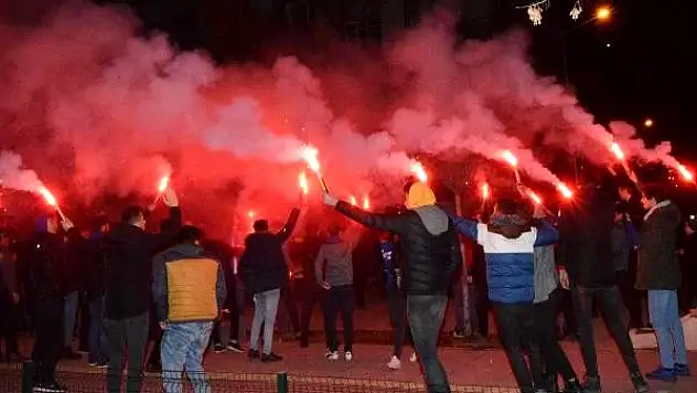 HASTALIĞI NEDENİYLE MAÇA GİDEMEYİNCE TARAFTAR EVİNE AKIN ETTİ