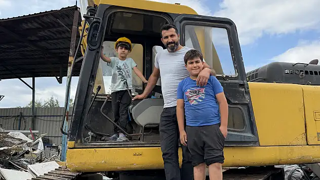 Henüz 6 yaşında ama oyuncak oynar gibi iş makinesi kullanıyor