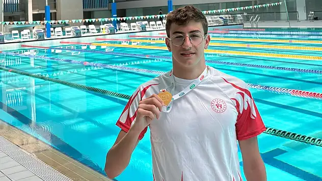 'Herkes İçin Yüzme Projesi'nde Kayserili sporcu Yiğit Ahmet şampiyon oldu