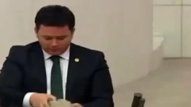 HEYECANLANAN CHP'Lİ VEKİL, YUMURTALARI MECLİS KÜRSÜSÜNDE KIRDI