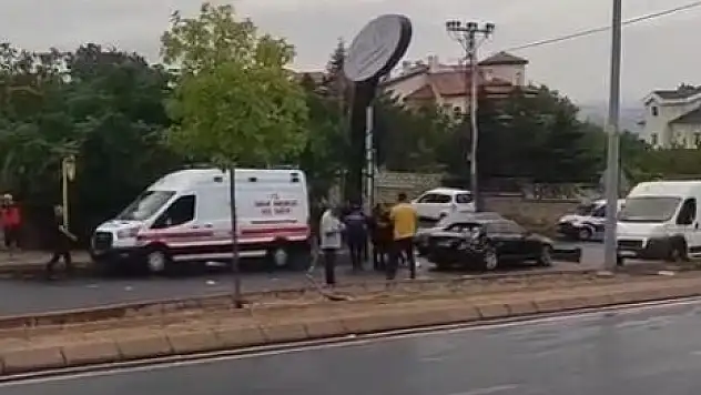 HİSARCIK YOLUNDA 2 OTOMOBİL ÇARPIŞTI: KİŞİ 1 YARALANDI