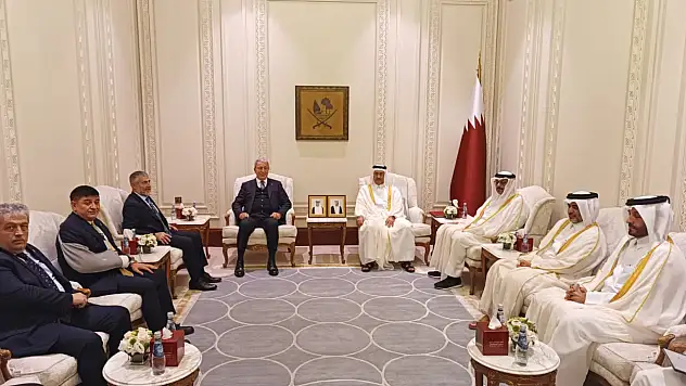 Hulusi Akar Katar'da temaslarda bulundu