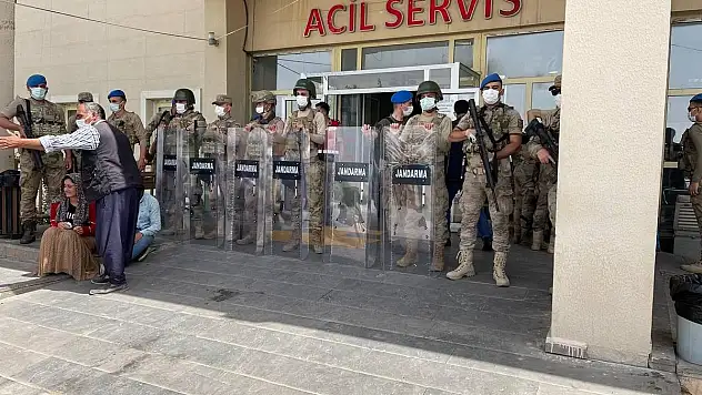 HUSUMETLİ AİLELER ARASINDA ÇIKAN KAVGADA SİLAHLAR KONUŞTU: 3 ÖLÜ, 6 YARALI