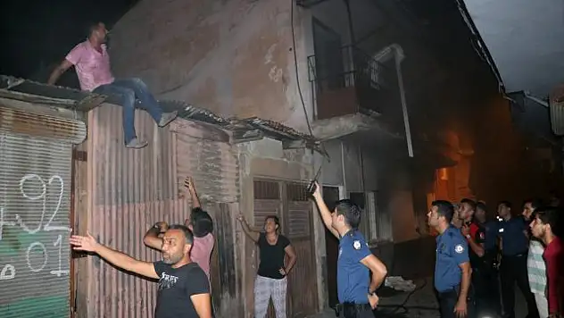 İÇİNDE AİLESİNİN BULUNDUĞU BİNAYI ATEŞE VERDİ