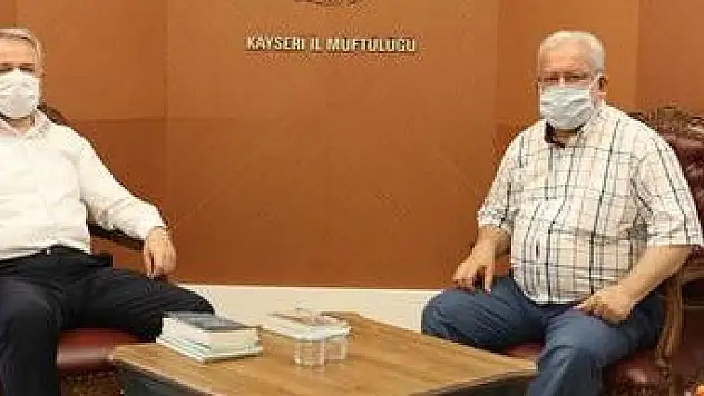 İHSAN GÖRÜCÜ KİTAPLARINI MÜFTÜ GÜVEN'E HEDİYE ETTİ