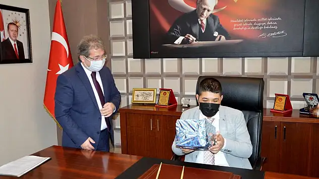 İL SAĞLIK MÜDÜRÜNÜN KOLTUĞUNA OTURAN OTİZMLİ EREN AKSOY, TMM'YE DİKKAT ÇEKTİ