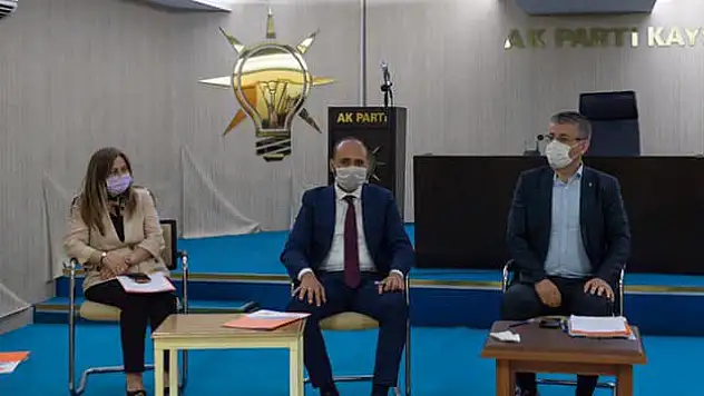 AK PARTİ'DE İLÇE BAŞKANLARI İLE İSTİŞARE TOPLANTISI GERÇEKLEŞTİRİLDİ