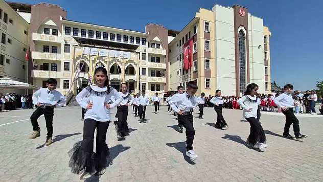 İlkokul öğrencileri 'Yaza Merhaba Şöleni' ile eğlendi