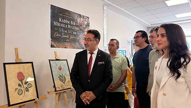 Kayseri'de ilkokul öğrencileri ebru eserlerini sergiledi
