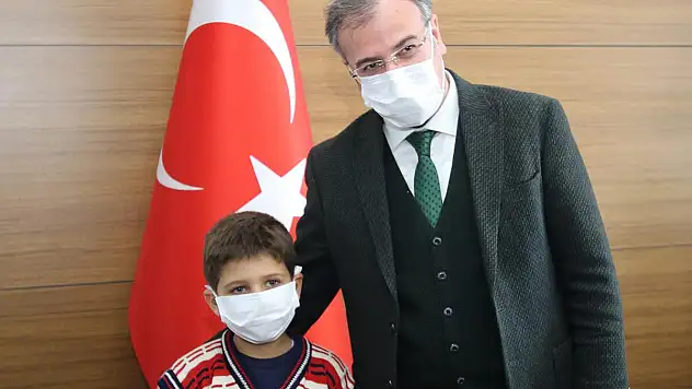 İLKOKUL ÖĞRENCİSİ BİLAL AKAR'DAN BAŞKAN ÖZDOĞAN'A ANLAMLI ZİYARET