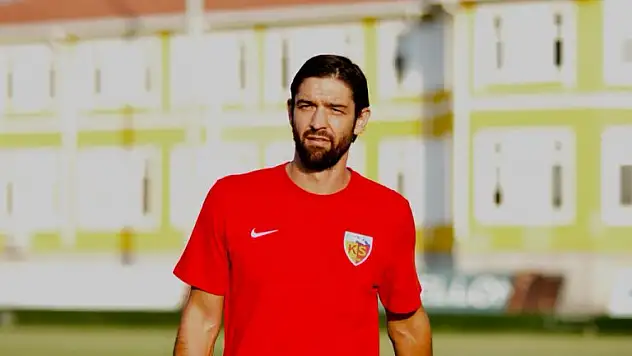 İmzayı Attı, Sahaya Çıktı