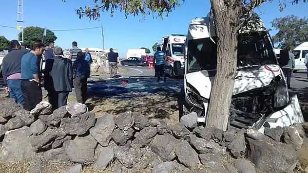 İNCESU'DA KAZA. 2'Sİ AĞIR 5 KİŞİ YARALANDI