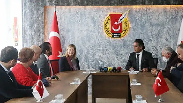 İNGİLTERE BÜYÜKELÇİLİĞİ SİYASİ İŞLER MÜSTEŞARI LAWRANCE, KGC'DE