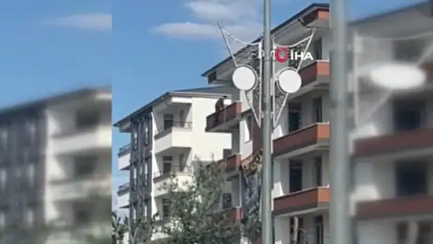 İnşaatın 4. katına çıkan şahsı polis ekipleri ikna etti