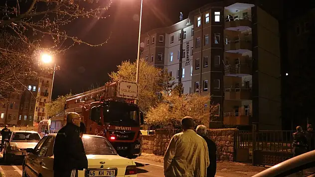 İNTİHARI İZLEMEK İÇİN SOSYAL MESAFEYİ HİÇE SAYDILAR