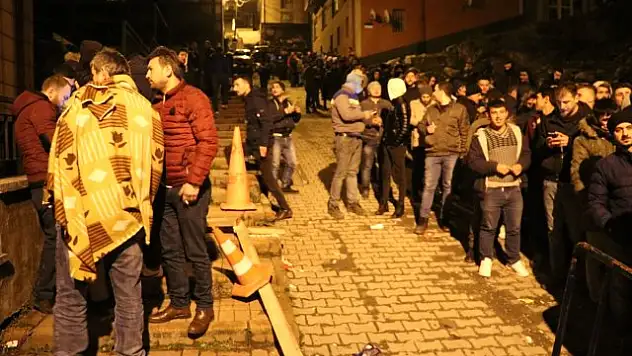 İş Başvurusu Yapmak İsteyen Binlerce Vatandaş, Battaniyesini Alıp Geceden Kuyruğa Girdi