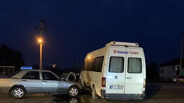 İŞÇİ TAŞIYAN SERVİS KAZA YAPTI: 6 YARALI
