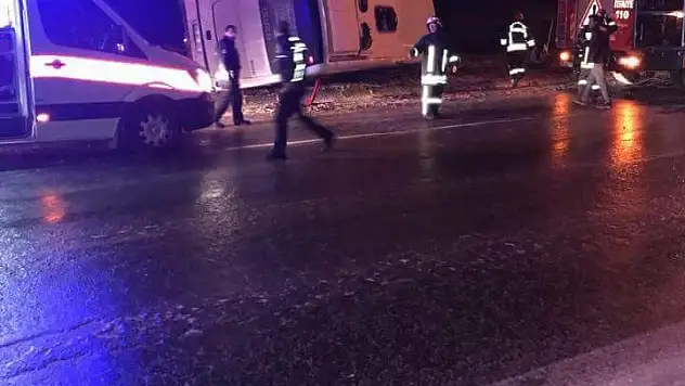 İşçileri taşıyan midibüs devrildi: 7 yaralı