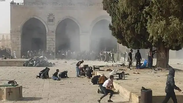 İSRAİL POLİSİ, MESCİD-İ AKSA'DA FİLİSTİNLİLERE MÜDAHALE ETTİ