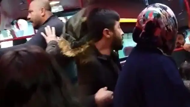 İSTANBUL'DA DEHŞET! ELİ SOPALI SALDIRGANLAR, İÇİ YOLCU DOLU MİNİBÜSÜN ÖNÜNÜ KESTİ
