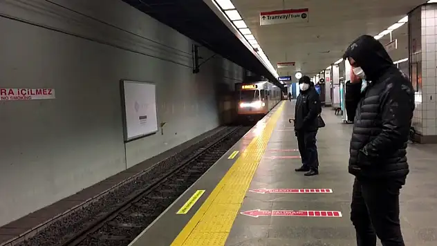 İSTANBUL'DA TOPLU TAŞIMALAR BOŞ KALDI