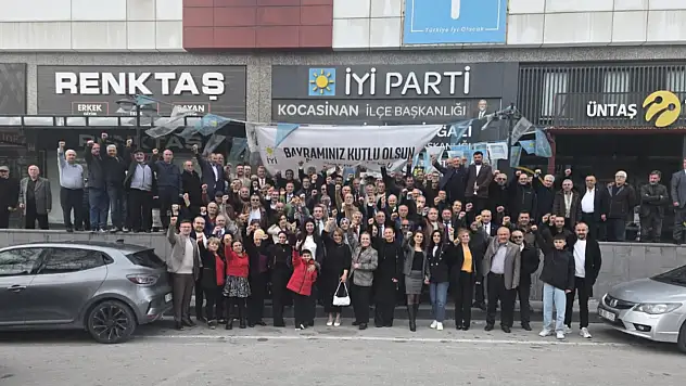 İYİ Parti Kayseri'de bayramlaşma: Sağ yumruk detayı dikkat çekti