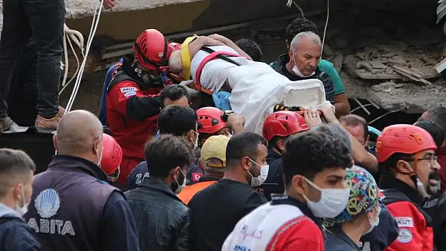 İZMİR'DEKİ DEPREMDE ENKAZ ALTINDAN 8 KİŞİ KURTARILDI