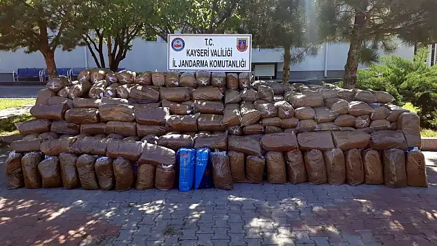 Jandarma 3 ton 750 kilo kaçak tütün ele geçirdi