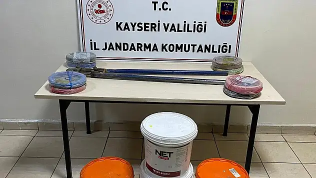 JANDARMA, 4 İLÇEDEN HIRSIZLIK YAPAN 5 KİŞİYİ YAKALADI