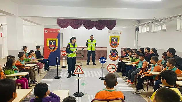 JANDARMA EKİPLERİNDEN ÖĞRENCİLERE TRAFİK BİLİNCİ EĞİTİMİ