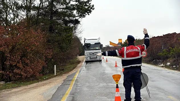 JANDARMA, KÖY YOLLARINDAN DA GEÇİŞE İZİN VERMİYOR