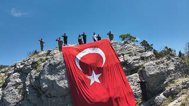 Jandarmadan 54 metrekarelik bayrakla zirvede gurur anı