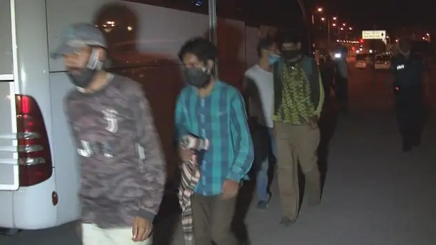 KAÇAK GÖÇMENLERİN OYUNUNU POLİS BOZDU