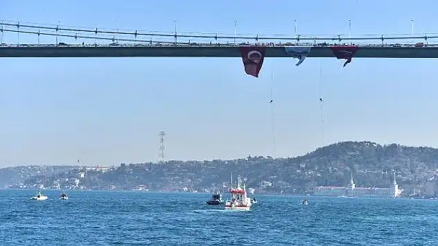 Kadın Komandolar, Halatlarla 15 Temmuz Şehitler Köprüsü'nden indi.