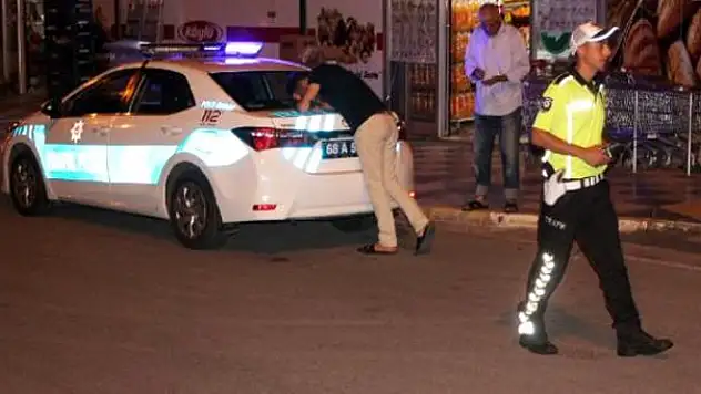 KADINA ÇARPTI, POLİS ARACINA YASLANIP AĞLADI