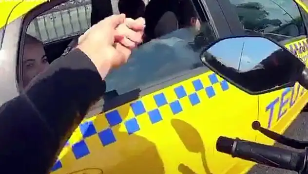KADININ ELİNİ TUTMAK İÇİN TRAFİĞİ HİÇE SAYDI!