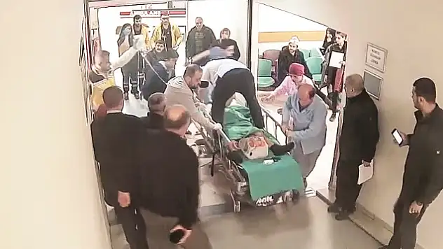 Kahraman Doktorun, Sedye Üzerinde Kalp Masajı Yaptığı Görüntünün Altından Yasak Aşk Çıktı!