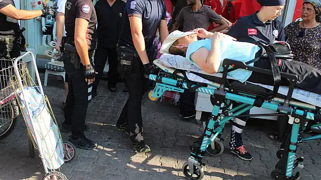KALDIRIMDA YÜRÜRKEN KAFASINA PAZAR ARABASI DÜŞTÜ