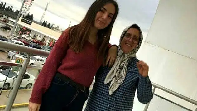 KALDIRIMDAKİ ANNE KIZ MİNİBÜSÜN ALTINDA KALARAK CAN VERDİ