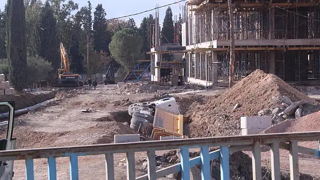 KAMYON DEVRİLDİ, FACİADAN DÖNÜLDÜ: 1 YARALI