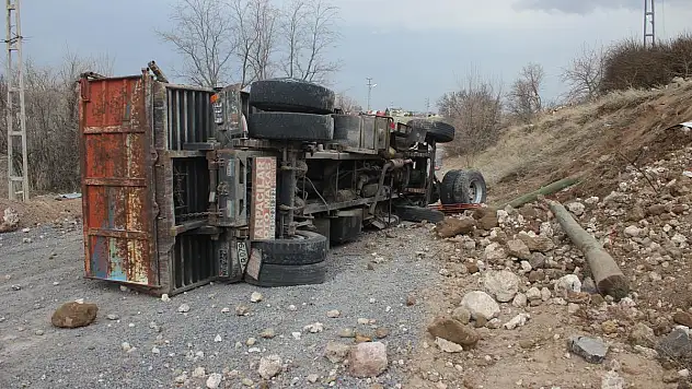 Kamyon şarampole yuvarlandı: 3 yaralı