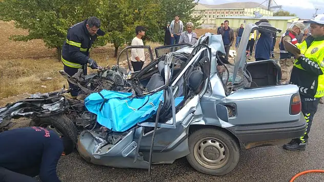 KAMYONET İLE OTOMOBİL ÇARPIŞTI: 1 ÖLÜ